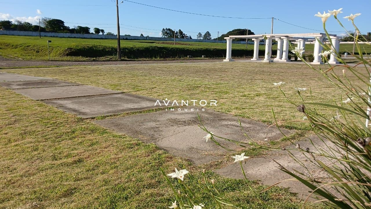 Terreno com estrutura de garagem e vista para campos — Terreno à venda no Condomínio Alexandria, em Camobi, Santa Maria/RS