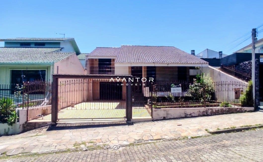 Fachada da casa com garagem — Casa com 3 quartos à venda em Nossa Senhora de Lourdes, Santa Maria/RS