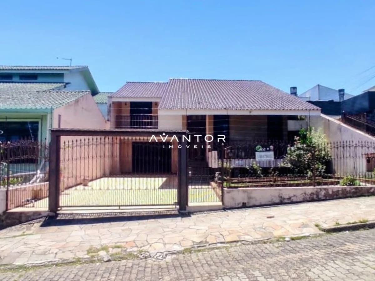 Fachada da casa com garagem — Casa com 3 quartos à venda em Nossa Senhora de Lourdes, Santa Maria/RS