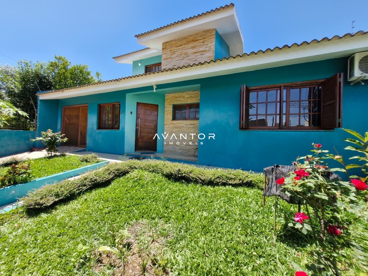 Fachada da casa com área externa — Casa com 3 quartos à venda em Camobi, Santa Maria/RS