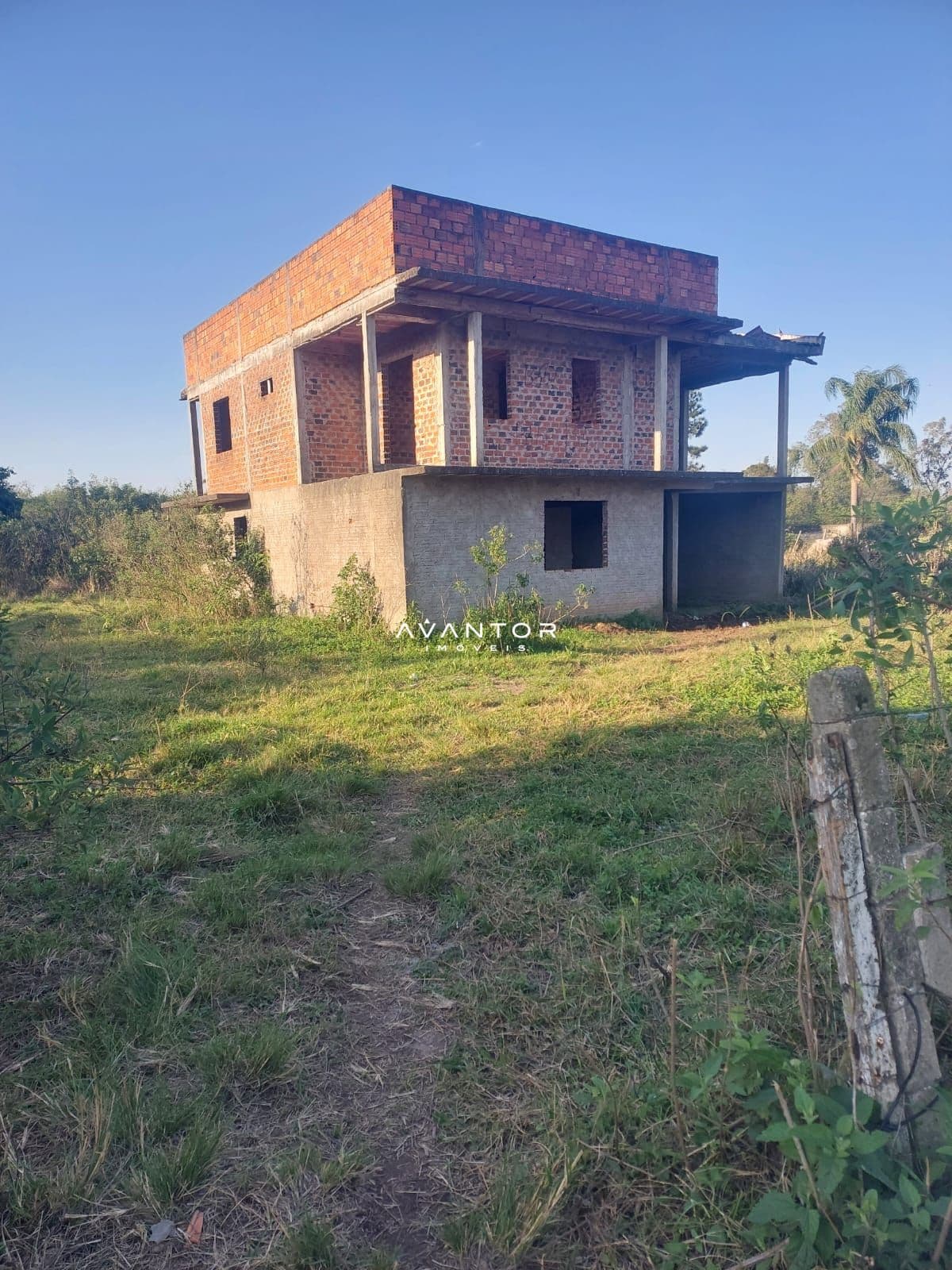 Fachada da casa em construção — Terreno à venda em Diácono João Luiz Pozzobon, Santa Maria/RS