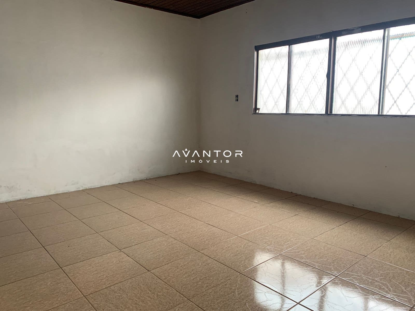 Sala com piso em cerâmica e janelas — Casa com 3 quartos à venda em Camobi, Santa Maria/RS