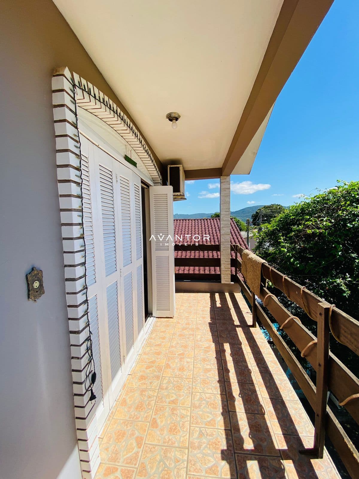 Sacada com vista para montanhas — Casa com 1 quarto à venda em Camobi, Santa Maria/RS