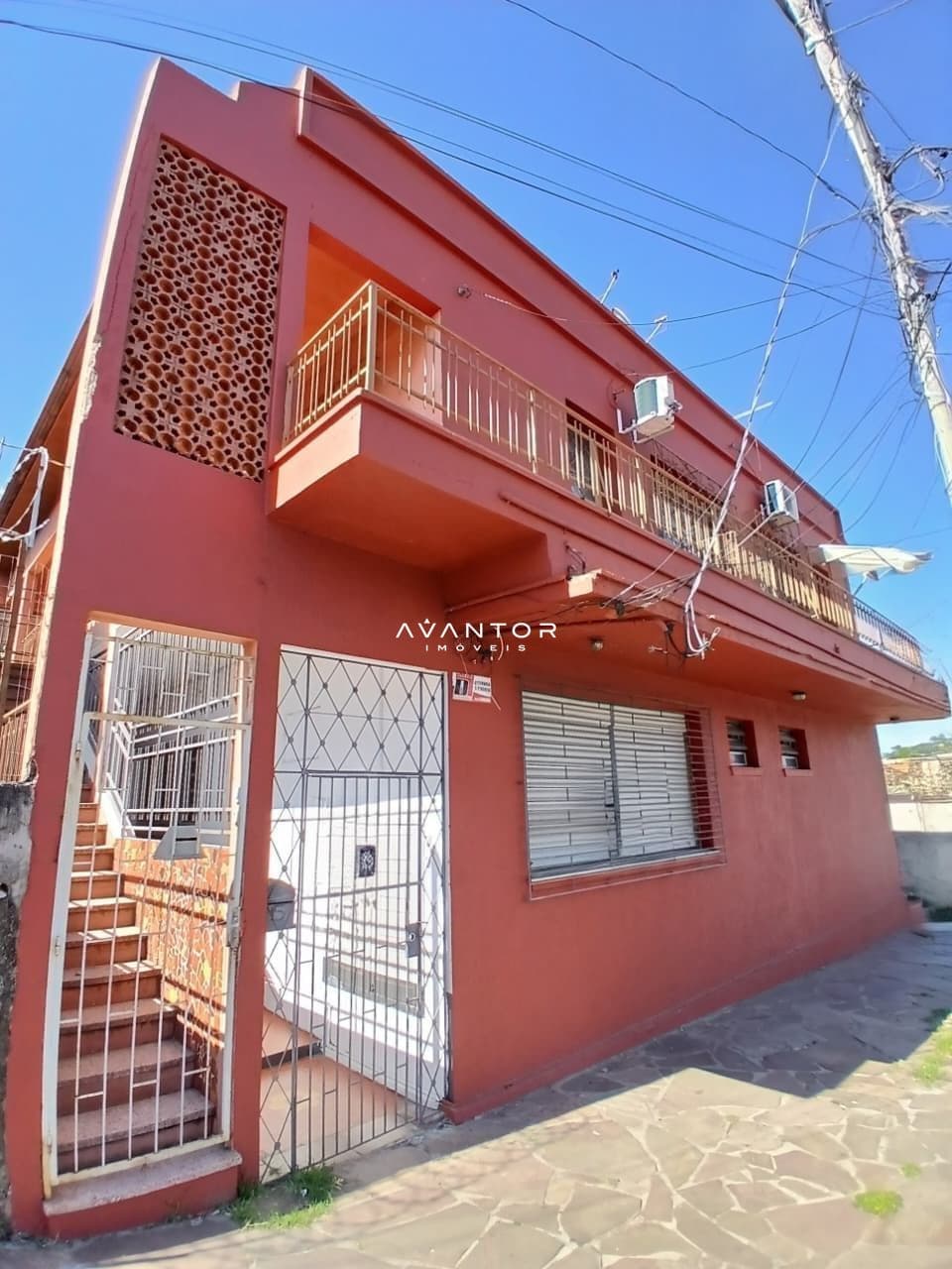 Fachada da casa com sacada — Apartamento com 2 quartos para alugar em Centro, Santa Maria/RS