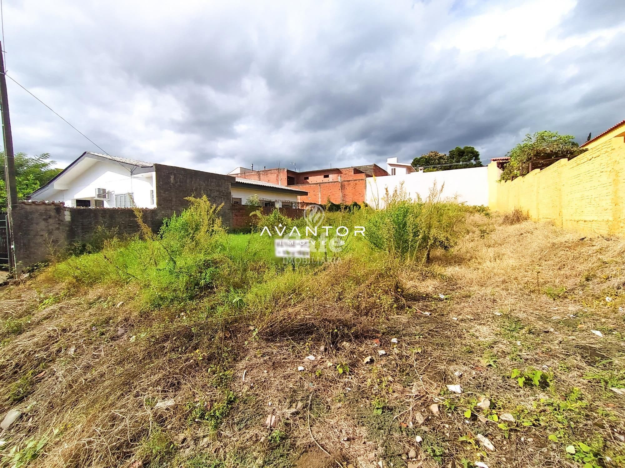 Terreno com construções ao fundo — Terreno à venda em Dom Antônio Reis, Santa Maria/RS