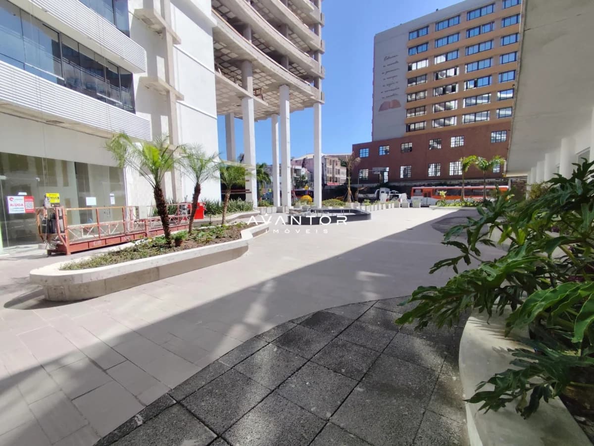 Pátio interno com paisagismo e prédios — Sala Comercial com 1 sala para alugar em Centro, Santa Maria/RS