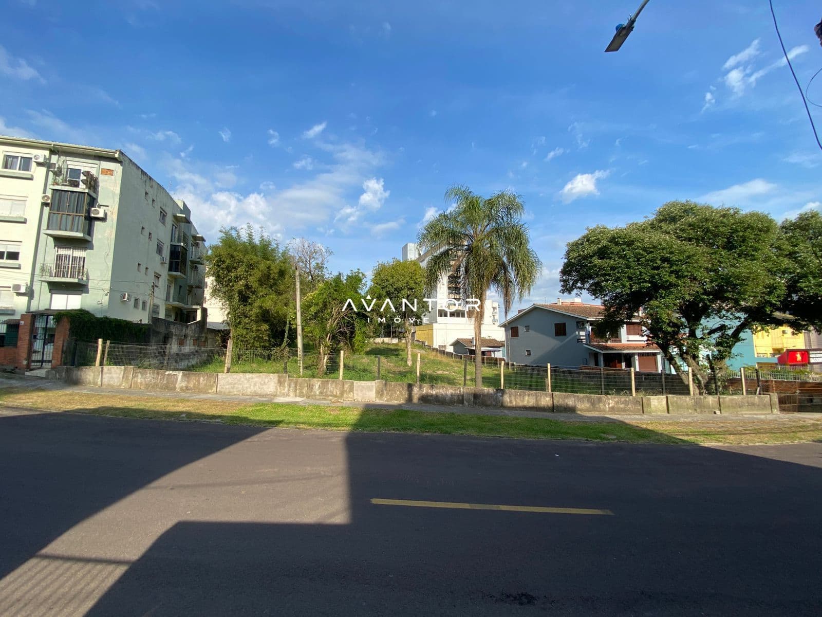 Vista da rua com acesso ao terreno — Terreno à venda em Menino Jesus, Santa Maria/RS