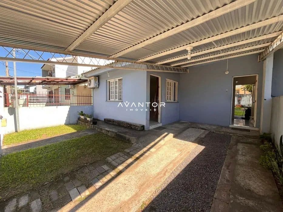 Pátio com cobertura metálica e área de circulação — Casa com 2 quartos à venda em Nossa Senhora Medianeira, Santa Maria/RS