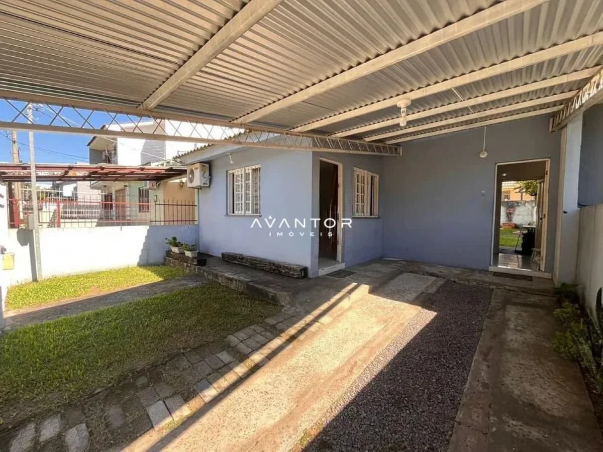 Pátio com cobertura metálica e área de circulação — Casa com 2 quartos à venda em Nossa Senhora Medianeira, Santa Maria/RS