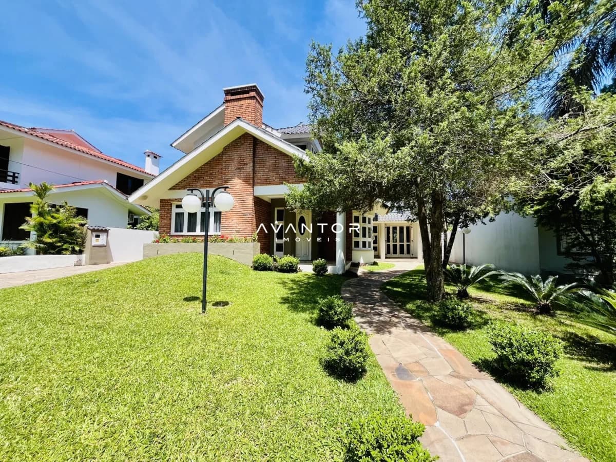 Fachada da casa com jardim e área externa — Casa com 4 quartos à venda em Camobi, Santa Maria/RS