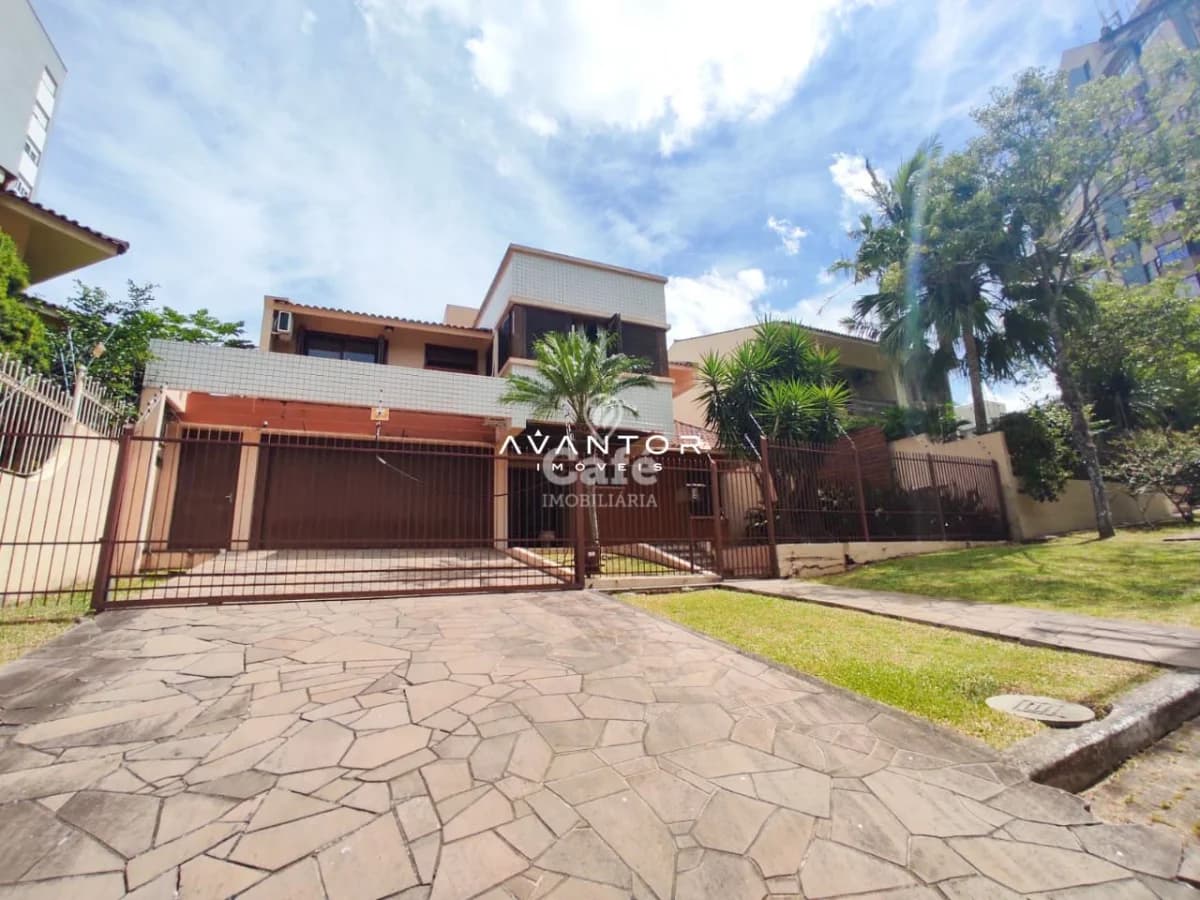 Fachada da casa com pátio — Casa com 4 quartos à venda em Nossa Senhora de Lourdes, Santa Maria/RS