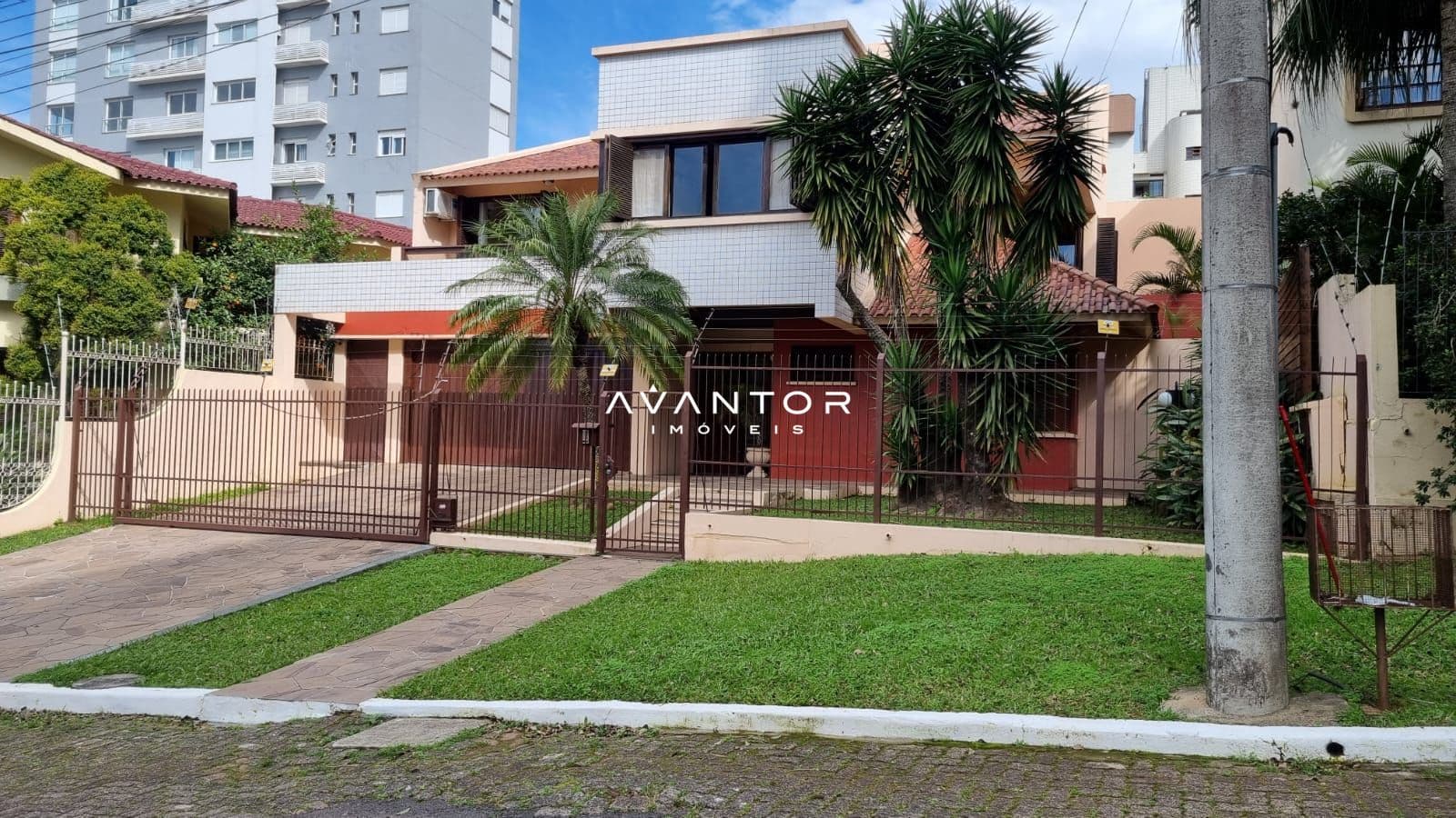 Fachada da casa com jardim — Casa com 4 quartos à venda em Nossa Senhora de Lourdes, Santa Maria/RS