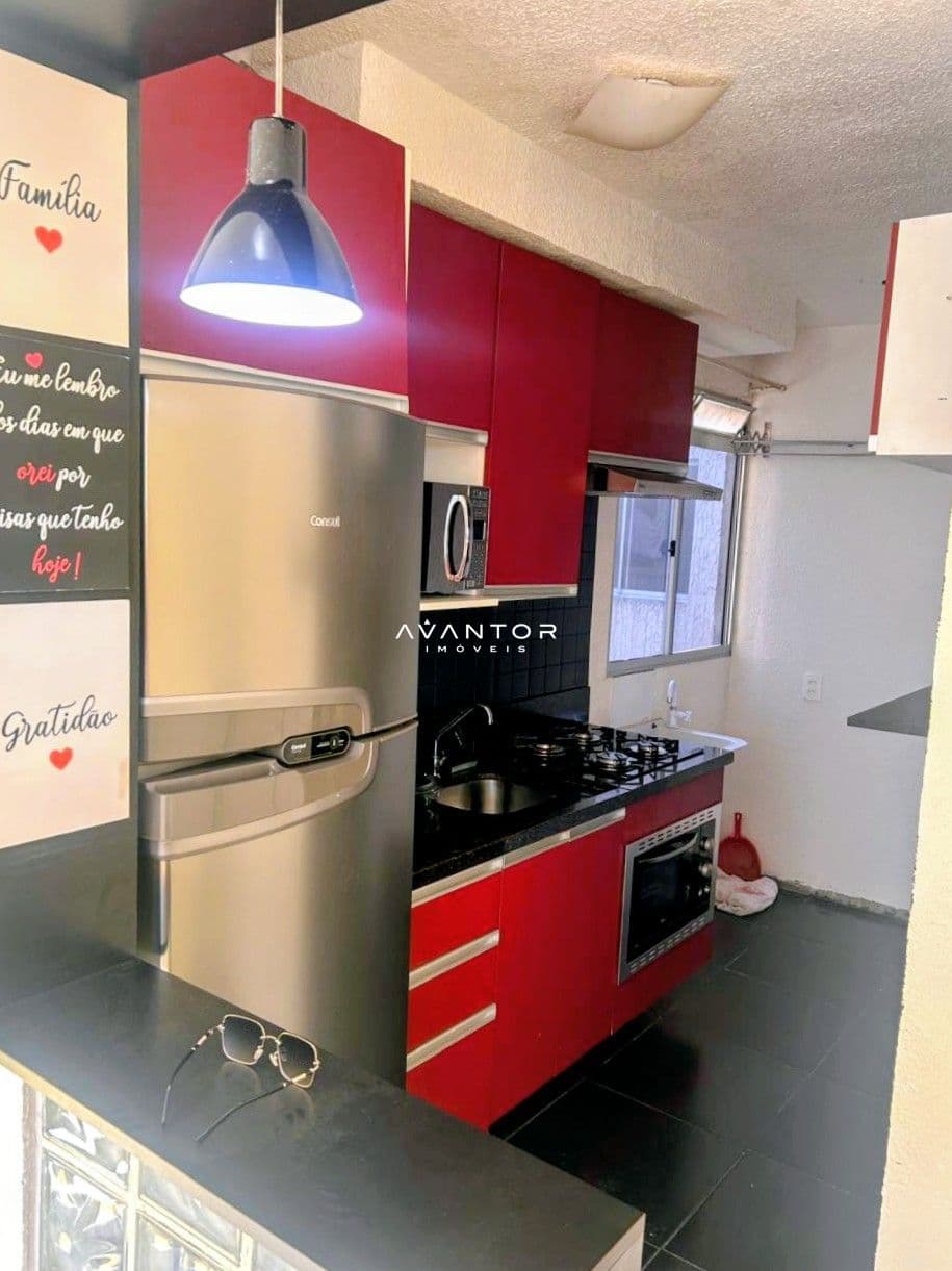 Cozinha com armários planejados vermelhos — Apartamento com 2 quartos à venda em Sarandi, Porto Alegre/RS