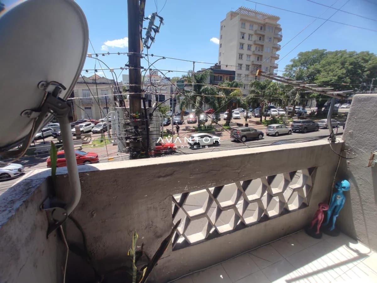 Sacada com vista da rua — Apartamento com 3 quartos à venda em Centro, Santa Maria/RS