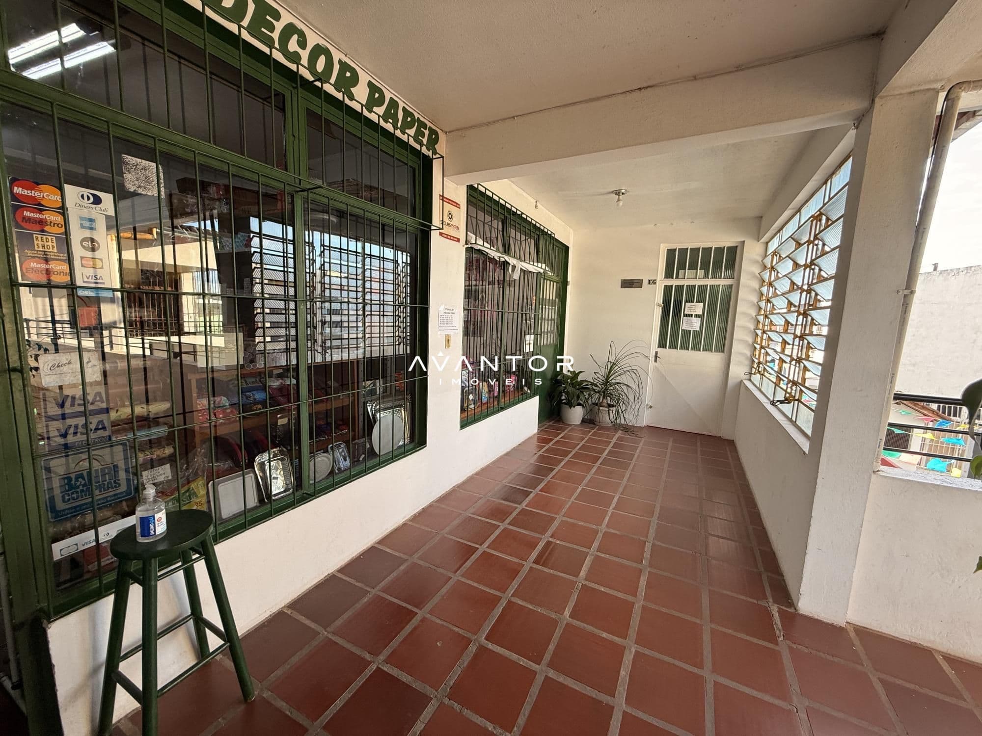 Hall de entrada com piso em cerâmica — Loja com 3 salas à venda em Tancredo Neves, Santa Maria/RS