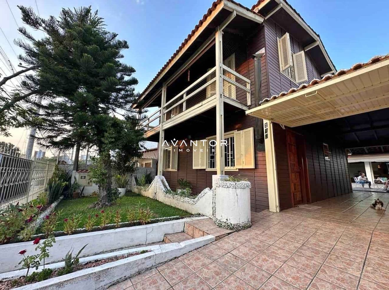 Fachada da casa com garagem e pátio — Casa com 6 quartos à venda em Nossa Senhora Medianeira, Santa Maria/RS