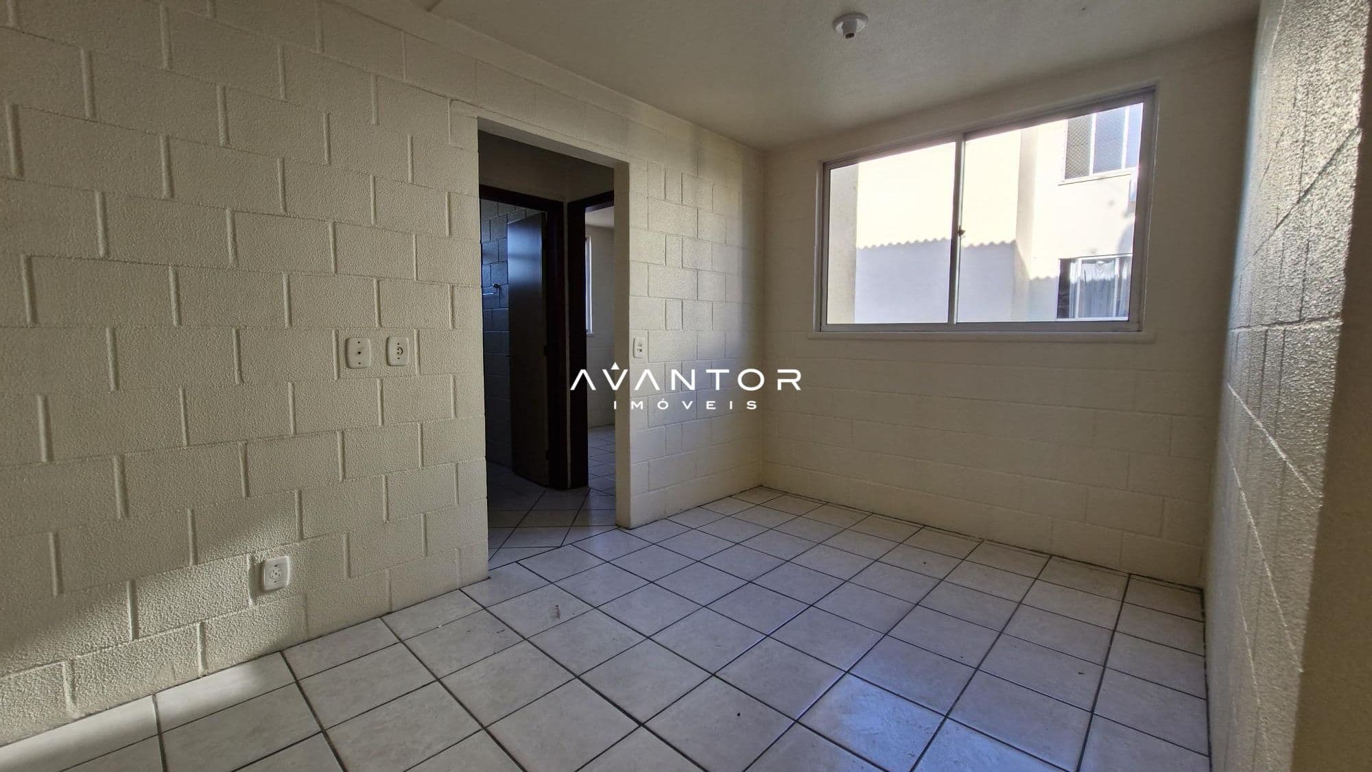 Cozinha com piso cerâmico e janela — Apartamento com 2 quartos à venda em Urlândia, Santa Maria/RS
