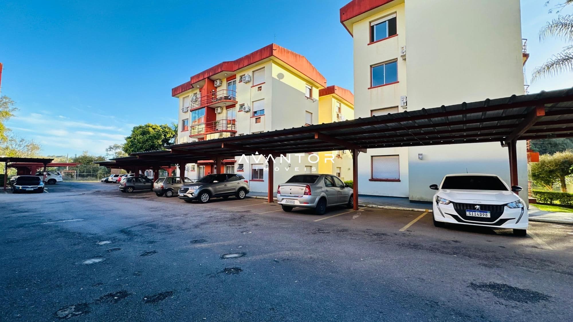 Fachada do prédio com garagem coberta — Apartamento com 2 quartos à venda em Nossa Senhora de Lourdes, Santa Maria/RS