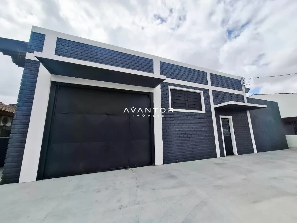 Fachada da casa com garagem — Pavilhão com 3 salas à venda em Camobi, Santa Maria/RS