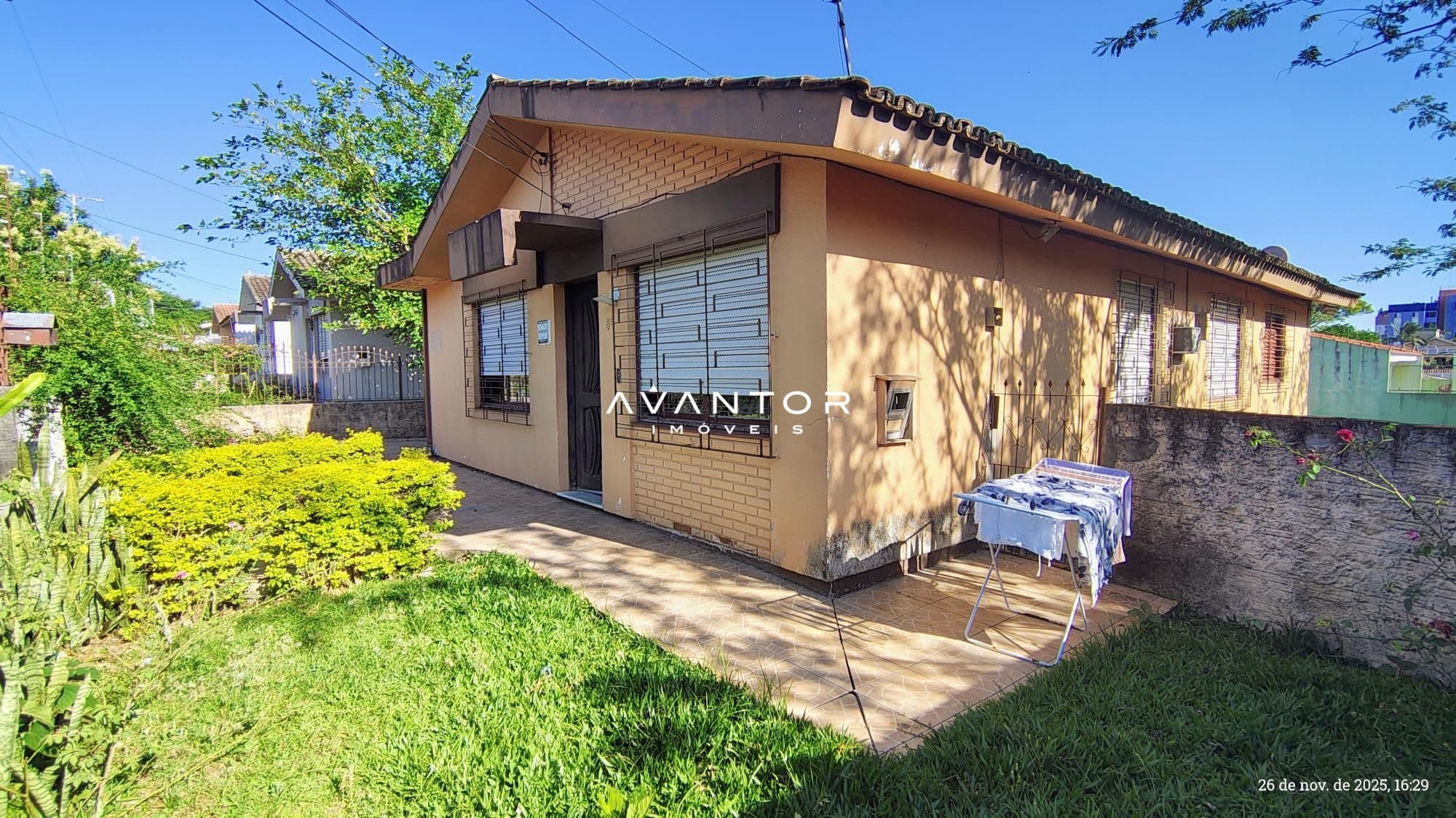 Fachada da casa com pátio — Casa com 3 quartos à venda em Patronato, Santa Maria/RS