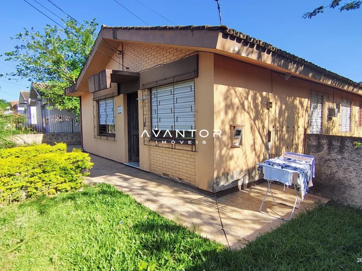 Fachada da casa com pátio — Casa com 3 quartos à venda em Patronato, Santa Maria/RS