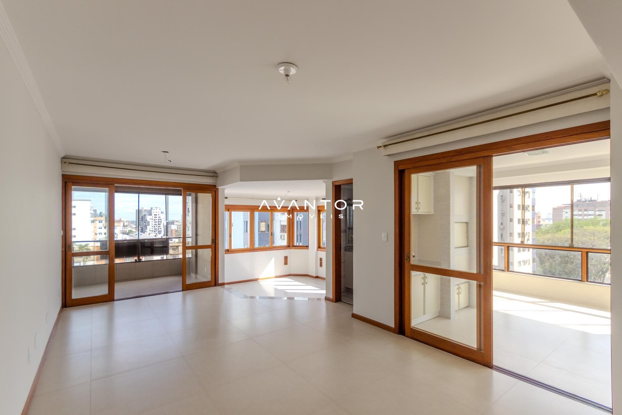 Sala de estar com sacada e vista para cidade — Apartamento com 4 quartos à venda em Centro, Santa Maria/RS