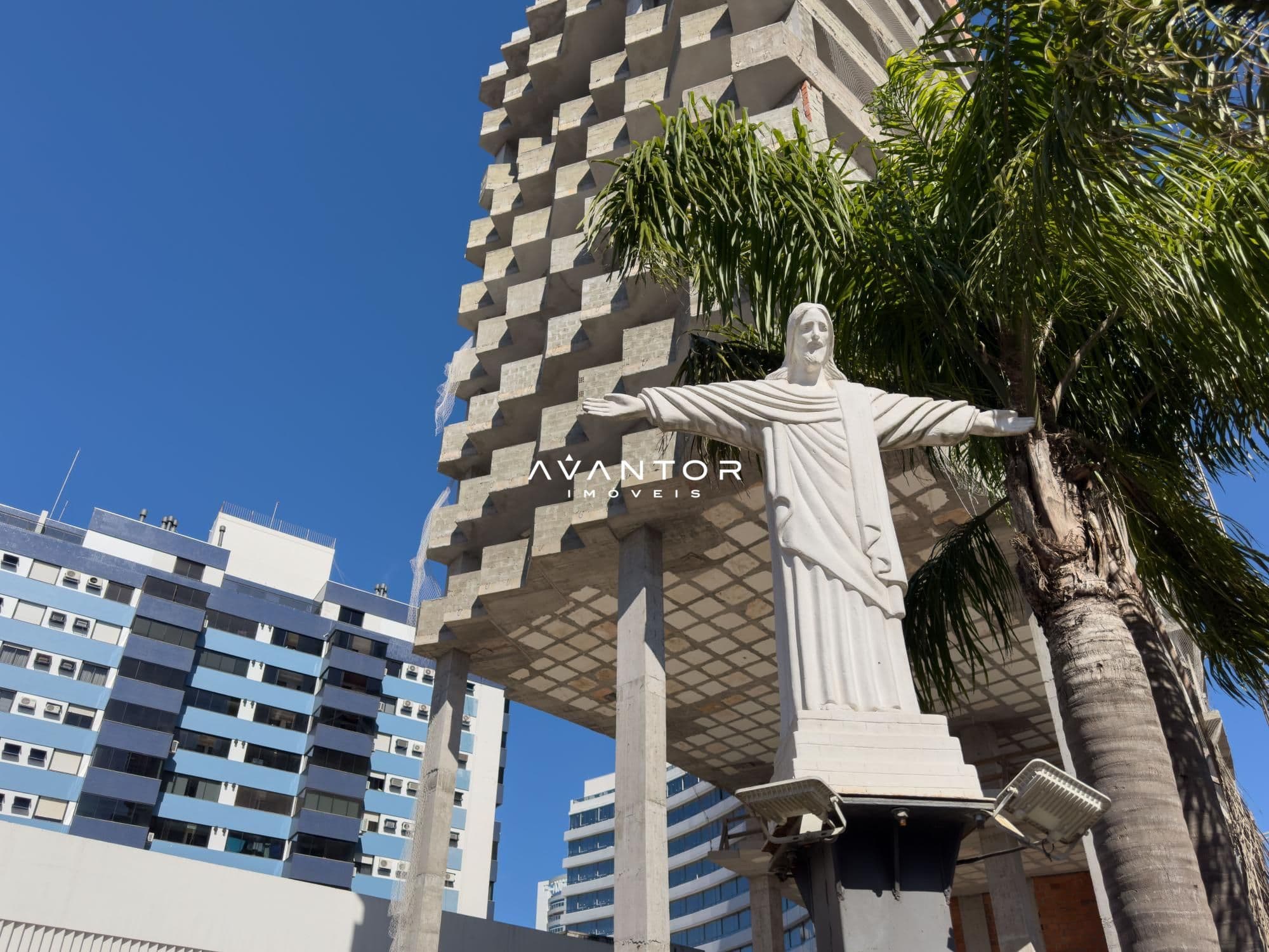 Fachada do prédio com vista para estátua — Apartamento com 2 quartos à venda em Centro, Santa Maria/RS