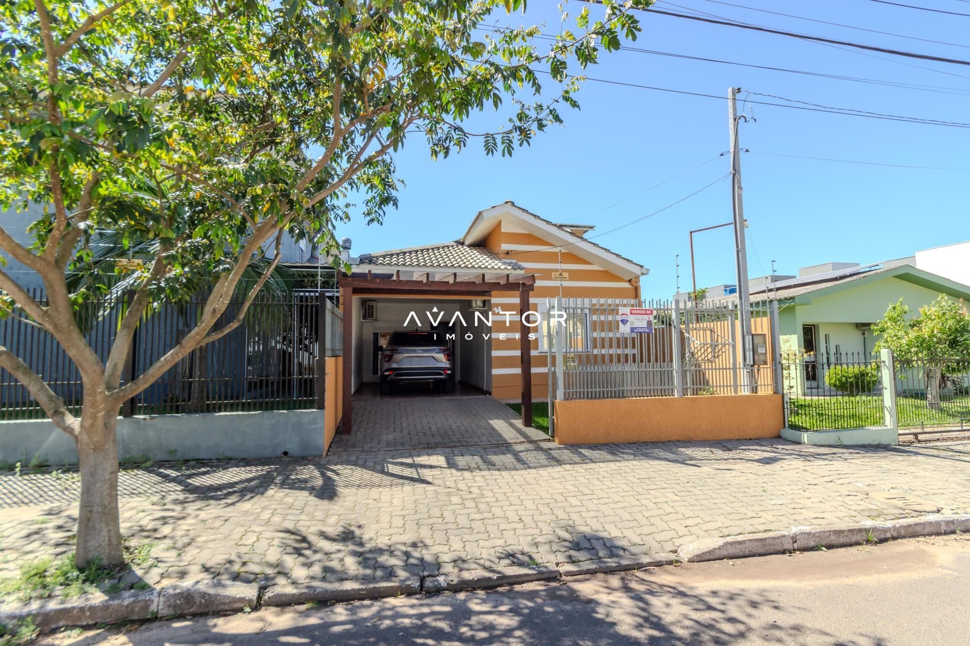 Fachada da casa com garagem — Casa com 2 quartos à venda em Pinheiro Machado, Santa Maria/RS