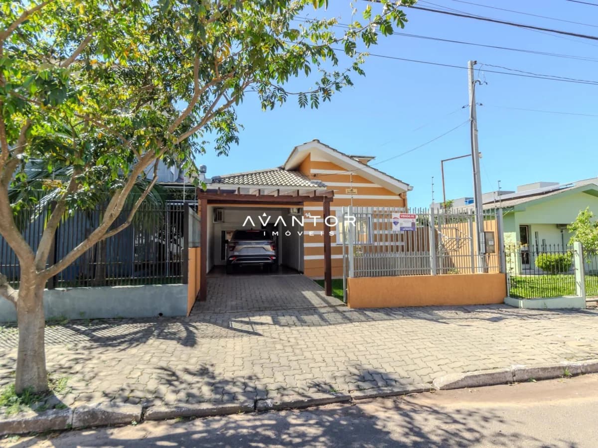 Fachada da casa com garagem — Casa com 2 quartos à venda em Pinheiro Machado, Santa Maria/RS