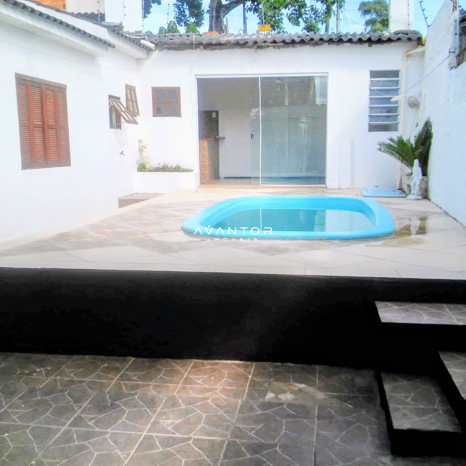 Pátio com piscina infantil — Casa com 3 quartos à venda em Carolina, Santa Maria/RS