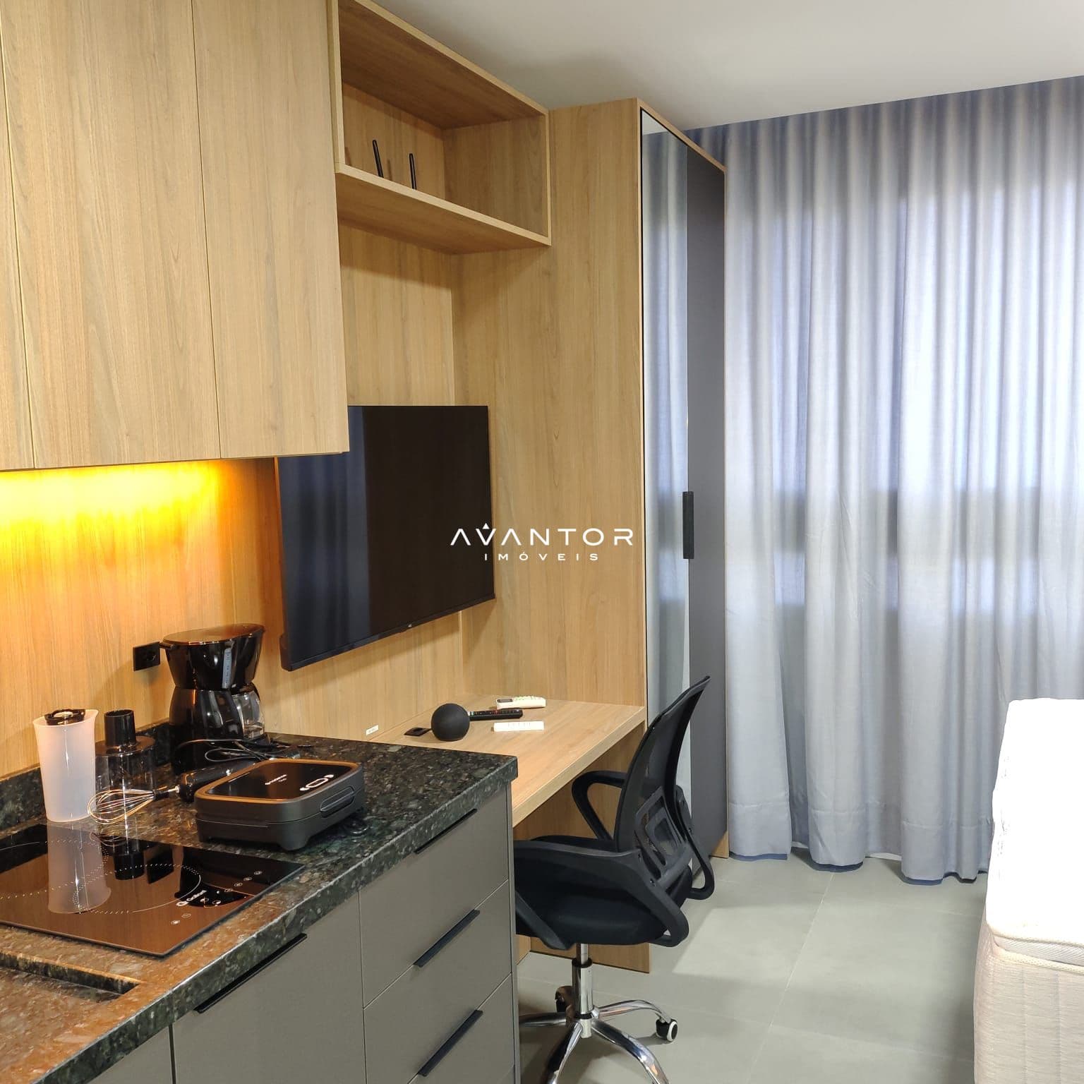 Escritório com armários planejados e cortinas — Apartamento com 1 quarto para alugar em Camobi, Santa Maria/RS