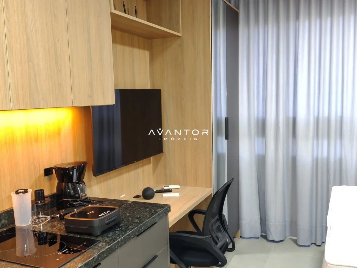 Escritório com armários planejados e cortinas — Apartamento com 1 quarto para alugar em Camobi, Santa Maria/RS