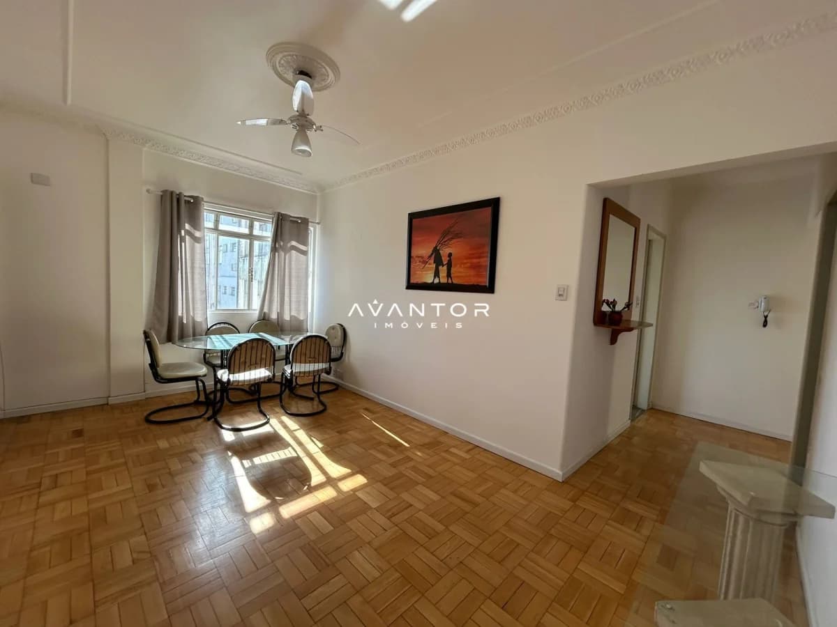 Sala de estar com mesa de jantar — Edifício Galeria do Comércio, Centro, Santa Maria/RS