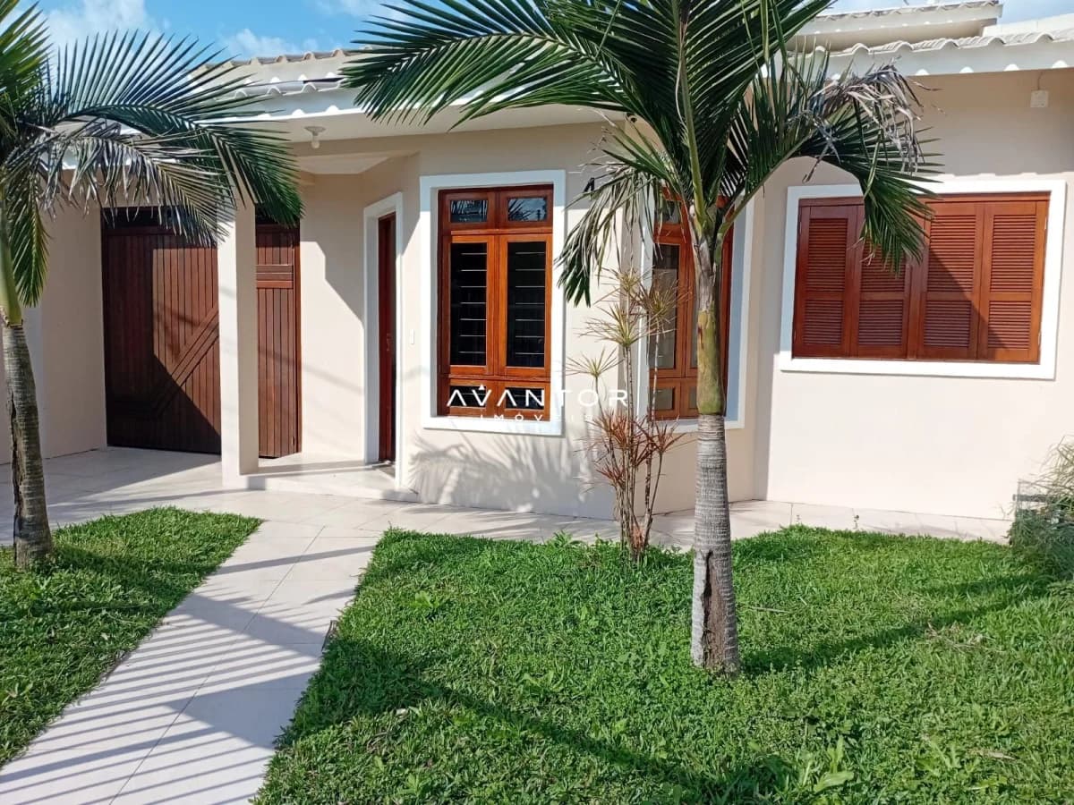 Fachada da casa com pátio e palmeiras — Casa com 3 quartos à venda em Pinheiro Machado, Santa Maria/RS