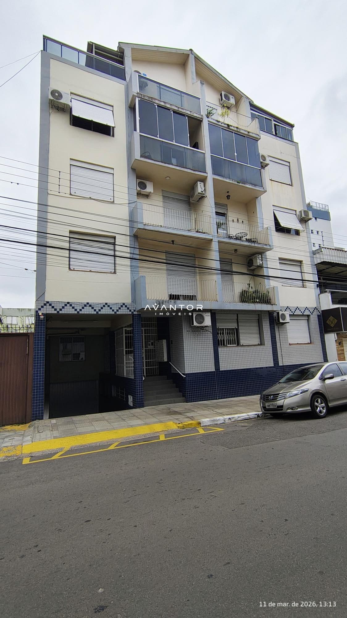 Fachada do prédio com garagem — Apartamento com 1 quarto à venda no Edifício Granville, em Centro, Santa Maria/RS