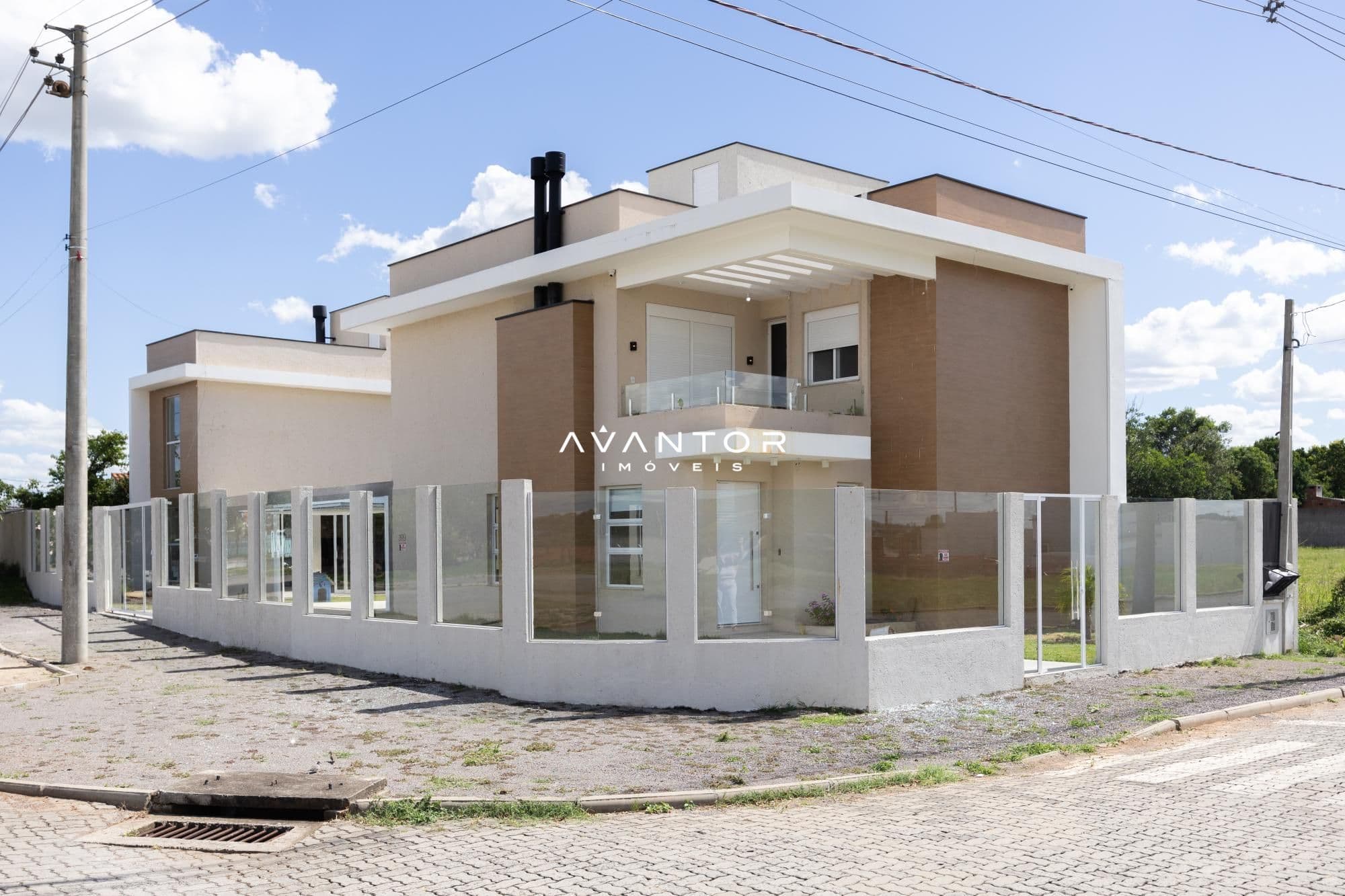 Fachada da casa com sacada — Casa com 4 quartos à venda em Camobi, Santa Maria/RS
