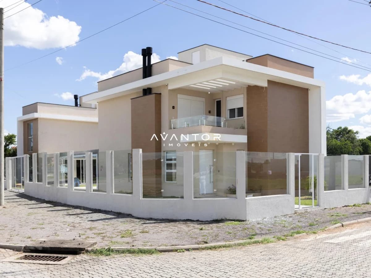 Fachada da casa com sacada — Casa com 4 quartos à venda em Camobi, Santa Maria/RS