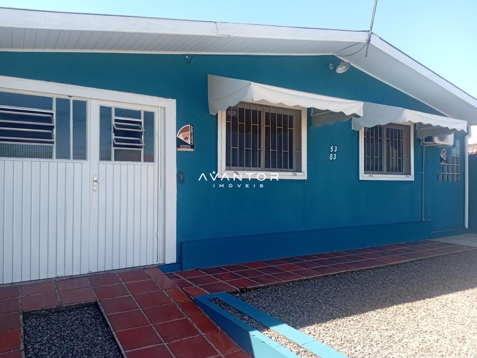 Fachada da casa com garagem — Casa com 4 quartos à venda em Tancredo Neves, Santa Maria/RS