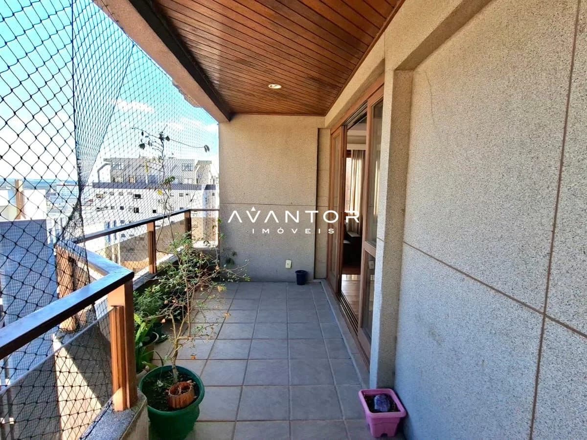 Sacada com teto de madeira e vista urbana — Cobertura com 4 quartos à venda em Centro, Santa Maria/RS