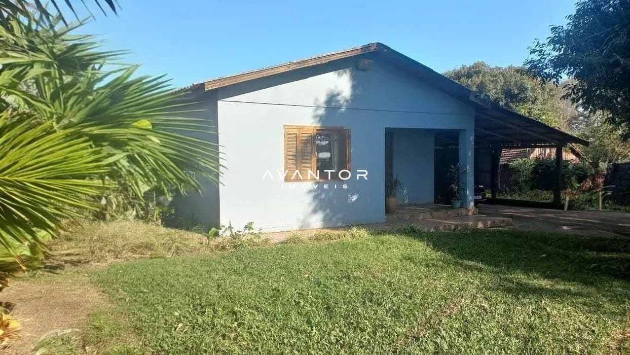 Fachada da casa com pátio — Chácara com 3 quartos à venda em Camobi, Santa Maria/RS