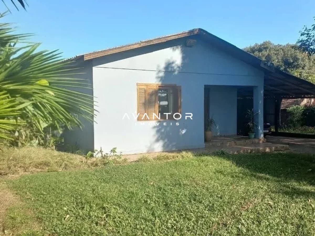 Fachada da casa com pátio — Chácara com 3 quartos à venda em Camobi, Santa Maria/RS