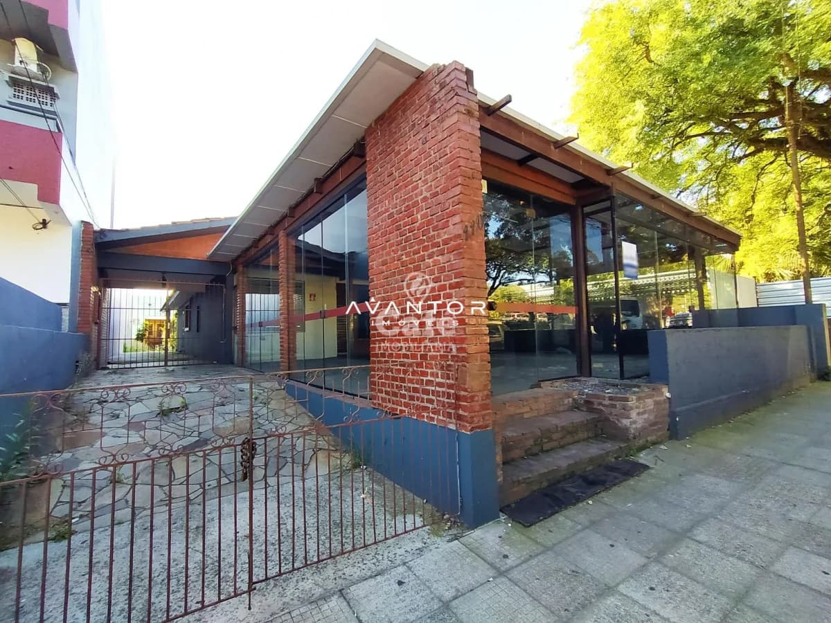 Fachada da casa com tijolos aparentes — Casa Comercial com 1 sala à venda em Centro, Santa Maria/RS