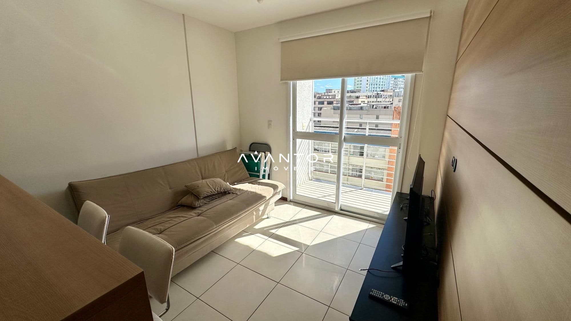 Sala de estar com sacada e vista urbana — Apartamento com 2 quartos à venda no Residencial Viva, em Centro, Santa Maria/RS