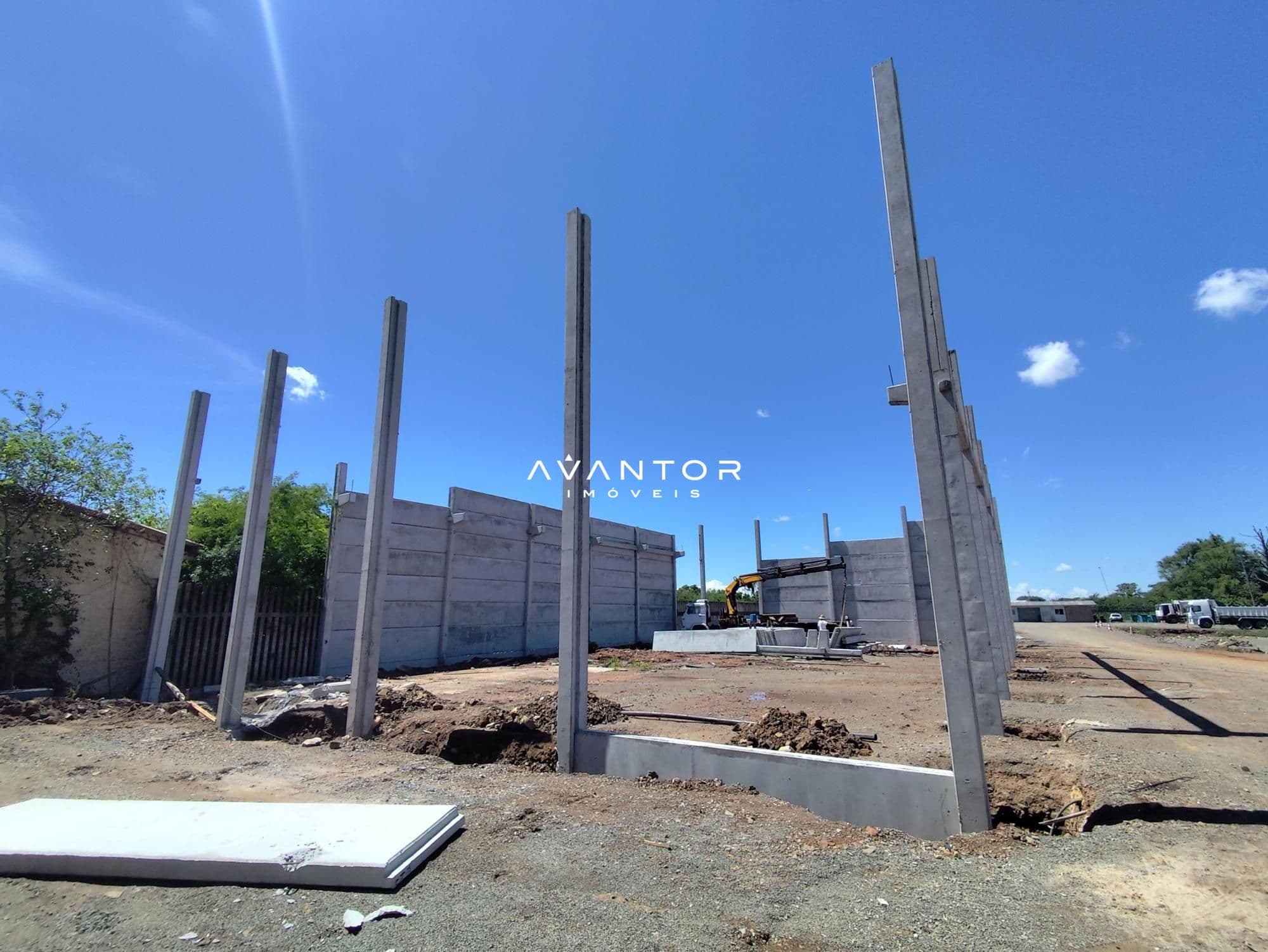Terreno em construção com estrutura de pilares — Pavilhão com 2 salas para alugar em Patronato, Santa Maria/RS