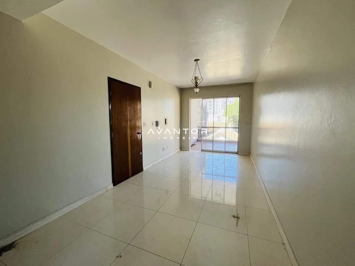 Sala de estar com acesso à sacada — Residencial Kentucky, Nossa Senhora de Fátima, Santa Maria/RS