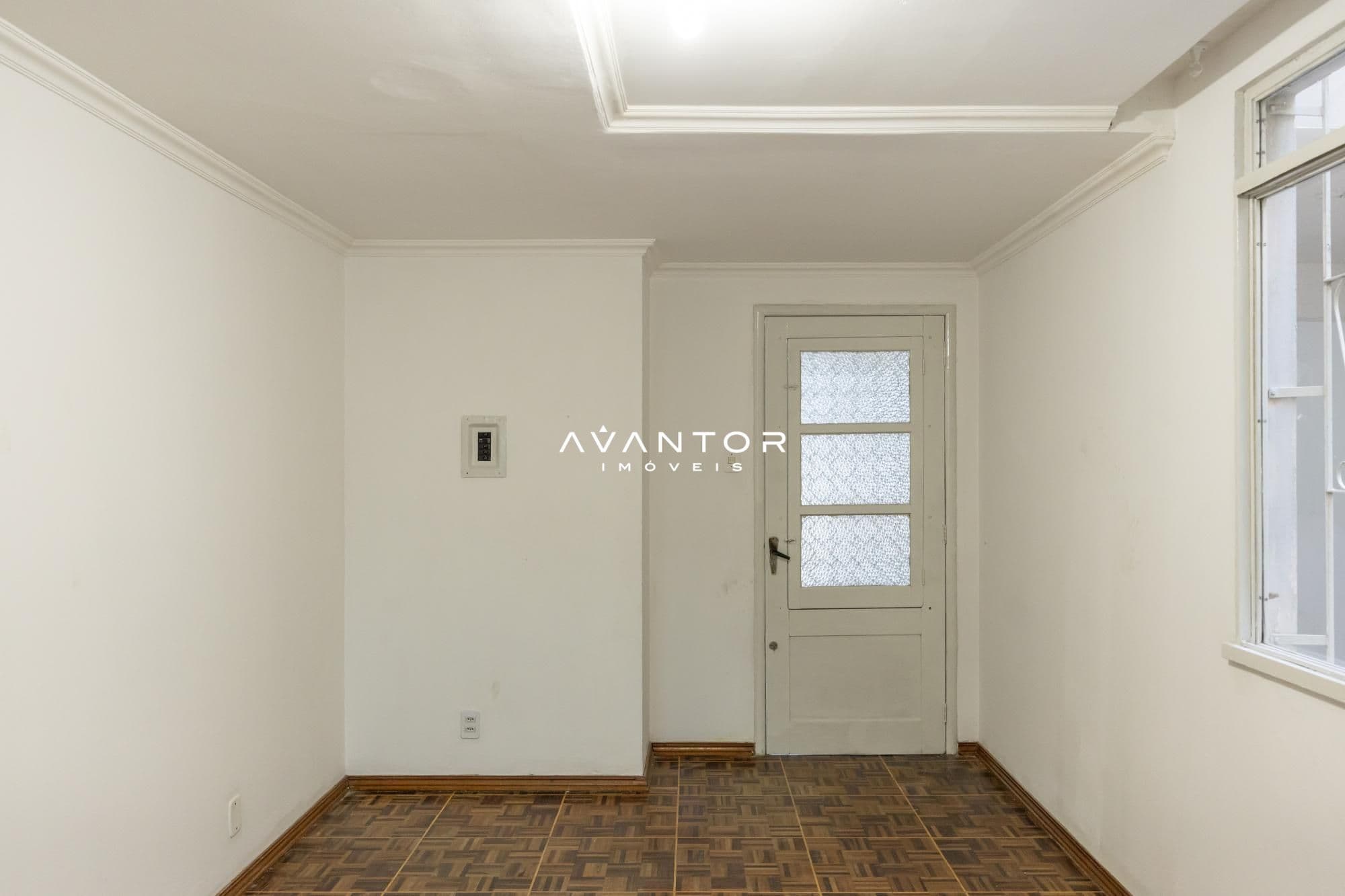 Sala com piso de madeira e porta — Apartamento com 2 quartos à venda em Bonfim, Santa Maria/RS
