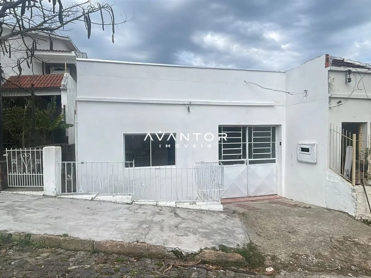 Fachada da casa com portão — Casa com 3 quartos à venda em Itararé, Santa Maria/RS