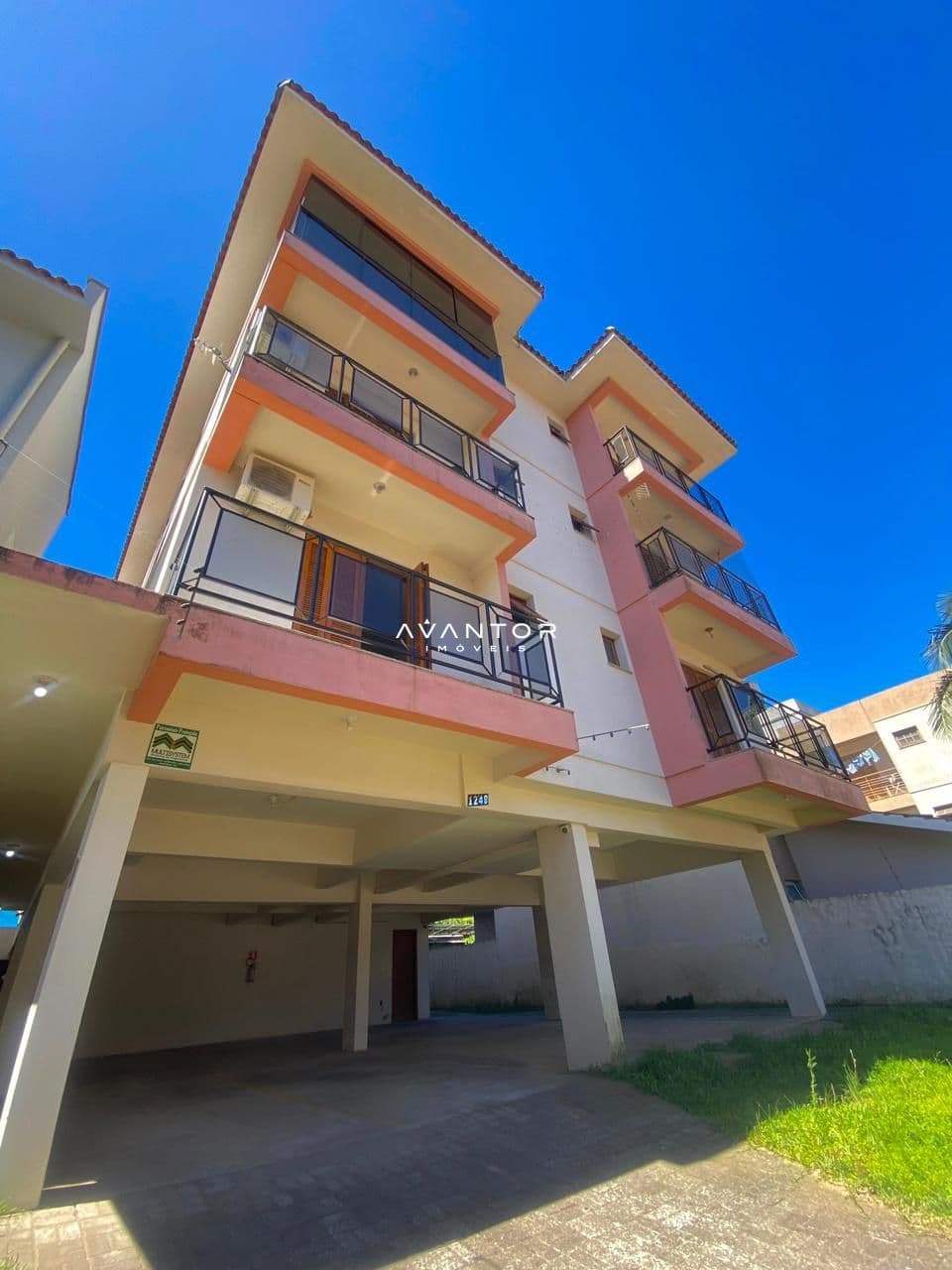 Fachada do prédio com sacadas — Apartamento com 2 quartos à venda em Camobi, Santa Maria/RS