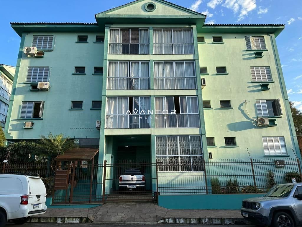 Fachada do prédio com garagem — Apartamento com 3 quartos à venda em Nossa Senhora de Lourdes, Santa Maria/RS