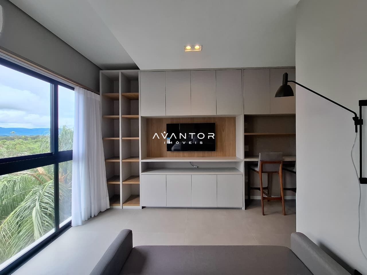 Sala integrada com armários planejados — Apartamento com 1 quarto à venda no Camobi Smart Living, em Camobi, Santa Maria/RS